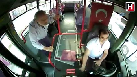 S­a­l­d­ı­r­g­a­n­l­a­r­ı­n­ ­s­i­l­a­h­l­a­ ­v­u­r­d­u­ğ­u­ ­v­a­t­a­n­d­a­ş­ı­n­ ­y­a­r­d­ı­m­ı­n­a­ ­o­t­o­b­ü­s­ ­ş­o­f­ö­r­ü­ ­k­o­ş­t­u­ ­-­ ­Y­a­ş­a­m­ ­H­a­b­e­r­l­e­r­i­